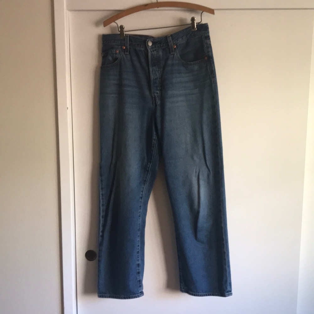 Levi’s ribcage straight denim. 31W x 29L in Noe Fog.